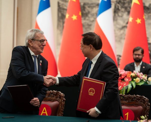 Chile y China firman 13 acuerdos de cooperación que buscan modernizar la agenda bilateral